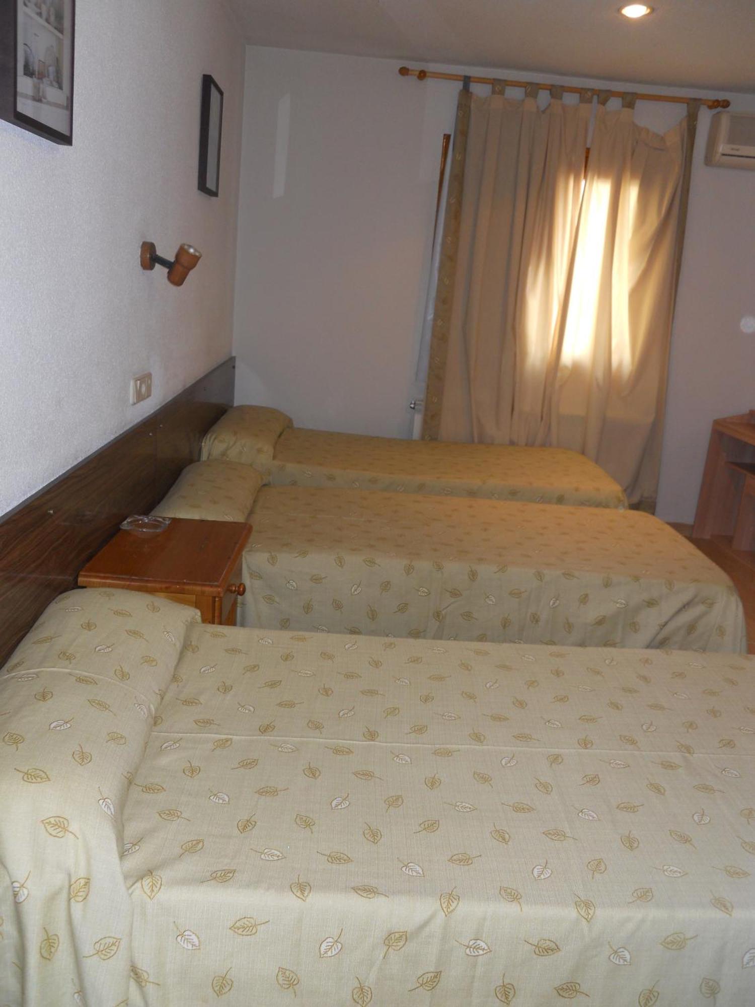 Hostal El Descanso Madrid Exterior foto