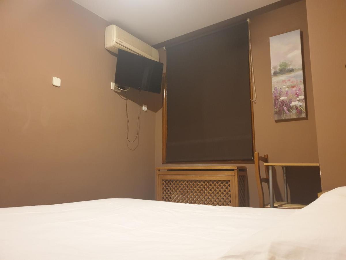 Hostal El Descanso Madrid Exterior foto